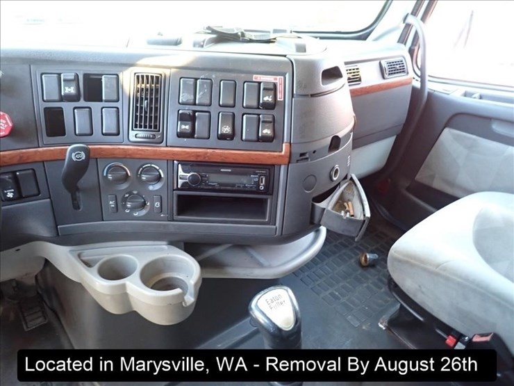2012-volvo-10-image-7