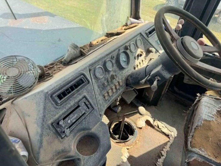 steiger-cougar-sr-270-4x4-tractor,-270-hp-image-14