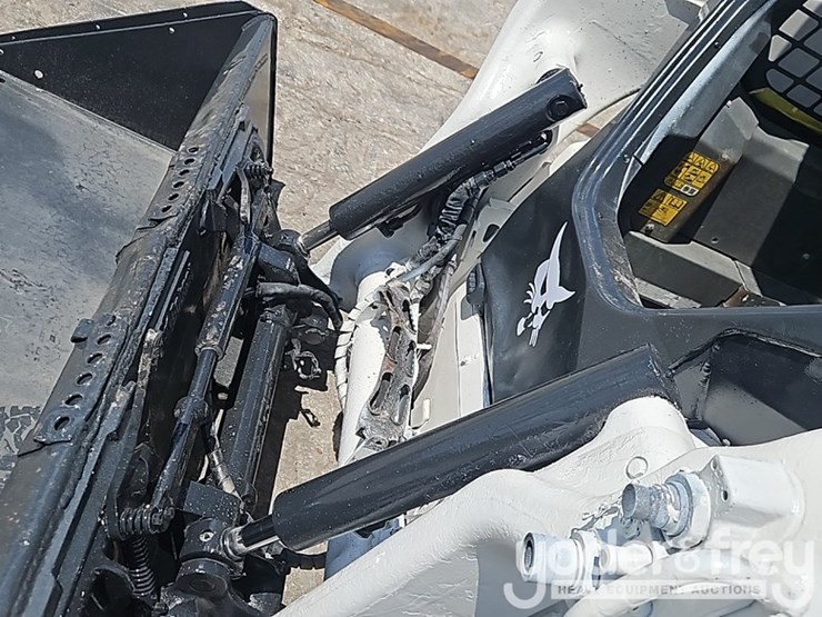 2021-bobcat-t64-image-16