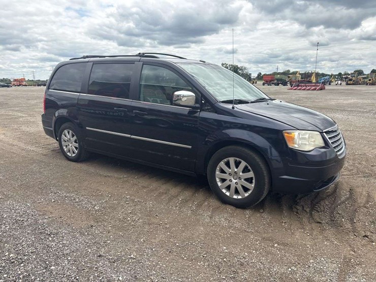 2010-chrysler-town-&-country-image-6