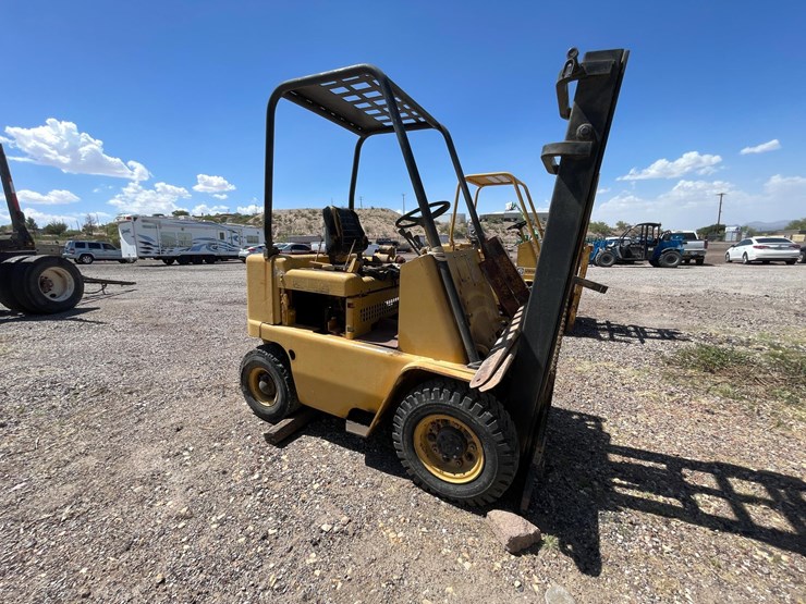 #2002-•-v30b-forklift-image-8