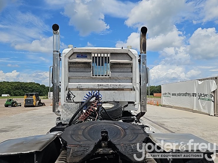 2018-peterbilt-567-image-18