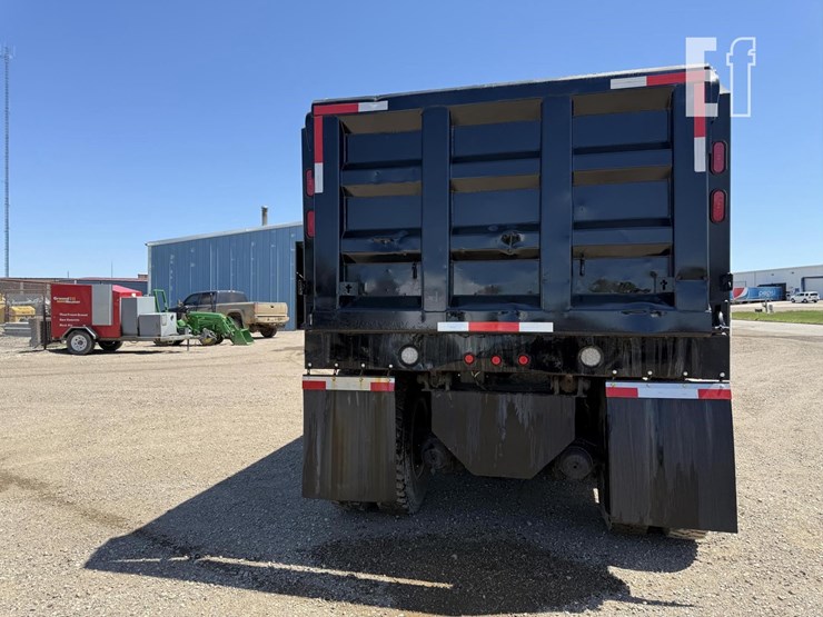 2005-peterbilt-335-image-10