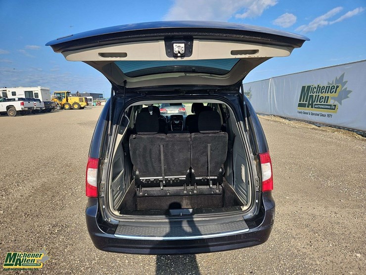 2014-chrysler-town-&-country-image-18
