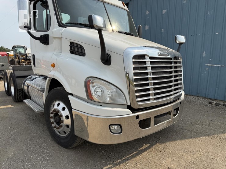 2013-freightliner-cascadia-113-image-8