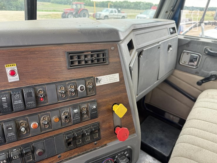 2001-western-star-4900-image-37