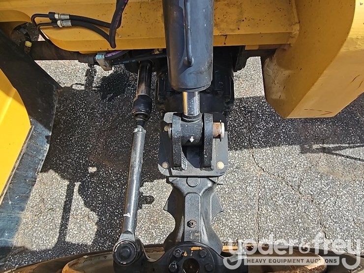 2015-caterpillar-tl943c-image-19