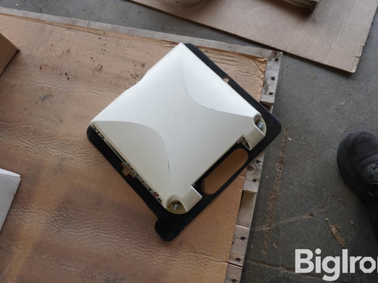 case-ih-372-globe-w/rtk-unlock-image-3