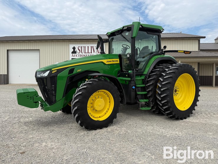 2025-john-deere-8r-250-image-1