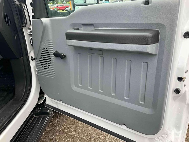 2015-ford-f550-image-28