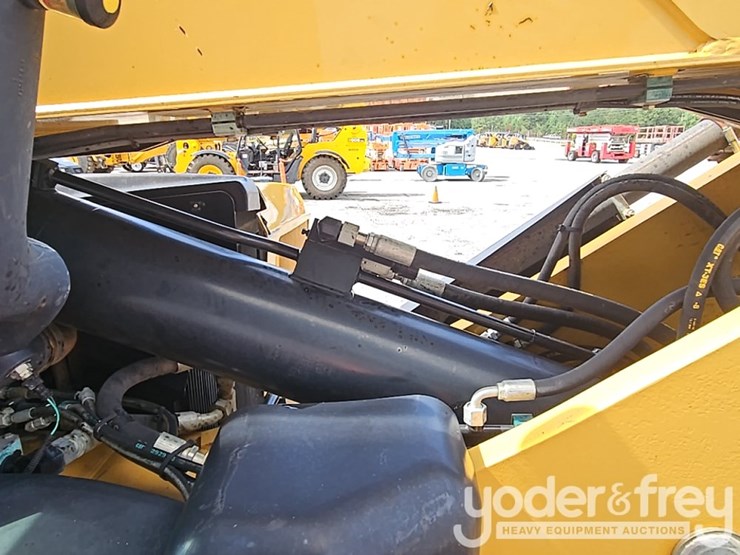 2015-caterpillar-tl943c-image-27