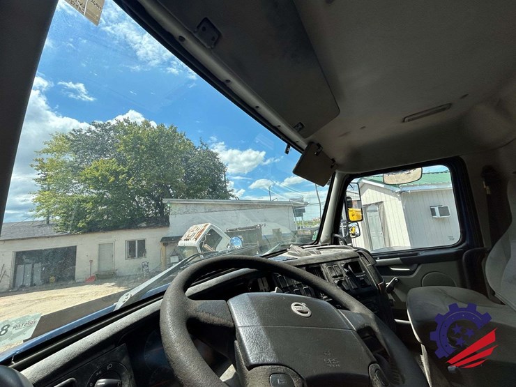 2006-volvo-truck-vnm42t-s/a-day-cab-truck-tractor-image-58