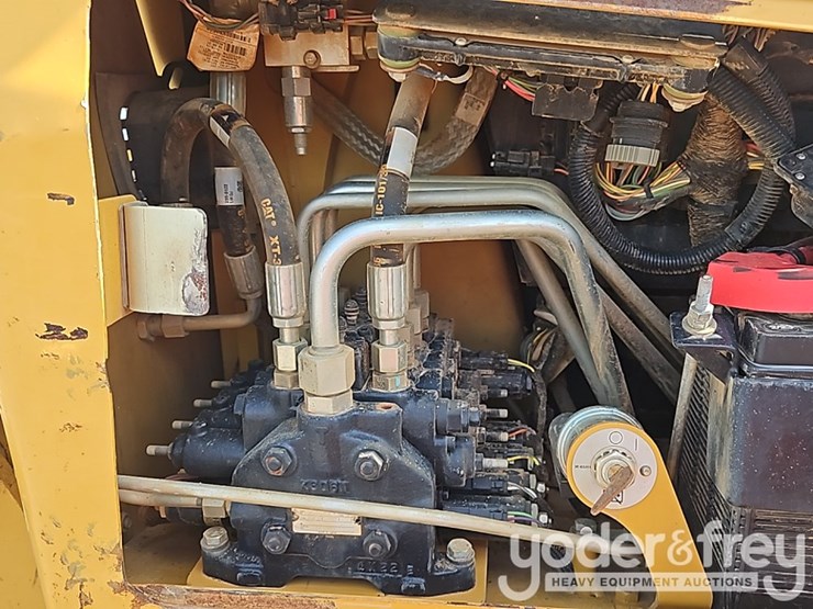 2015-caterpillar-d5k2-lgp-image-21