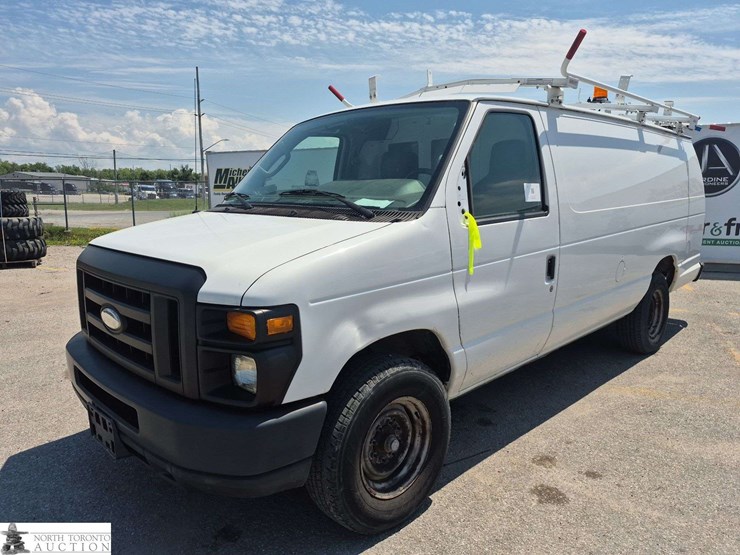 2014-ford-cargo-image-1