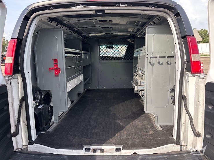 2017-chevrolet-express-2500-image-21