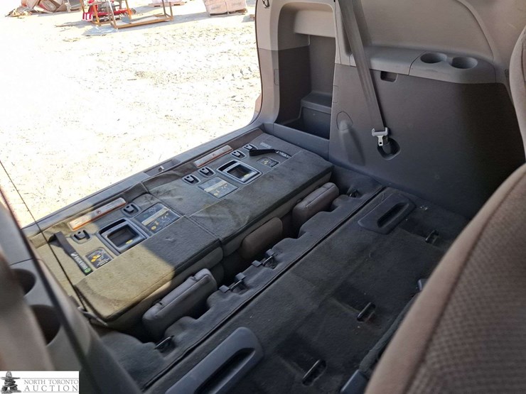 2016-toyota-sienna-image-35