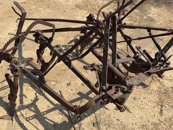 international-harvester-221-mounted-cultivator-image-7