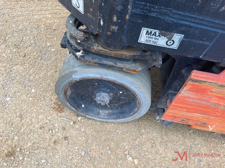 2017-jlg-1932r-image-10
