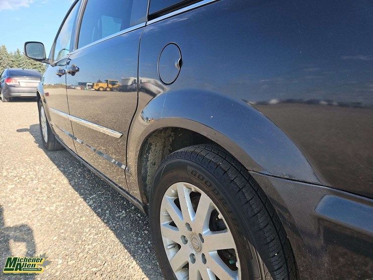 2014-chrysler-town-&-country-image-37