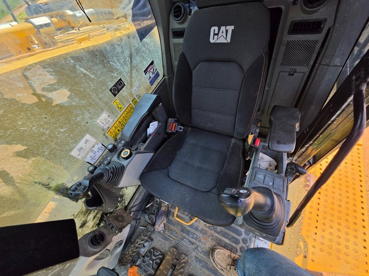 2023-caterpillar-374-image-34