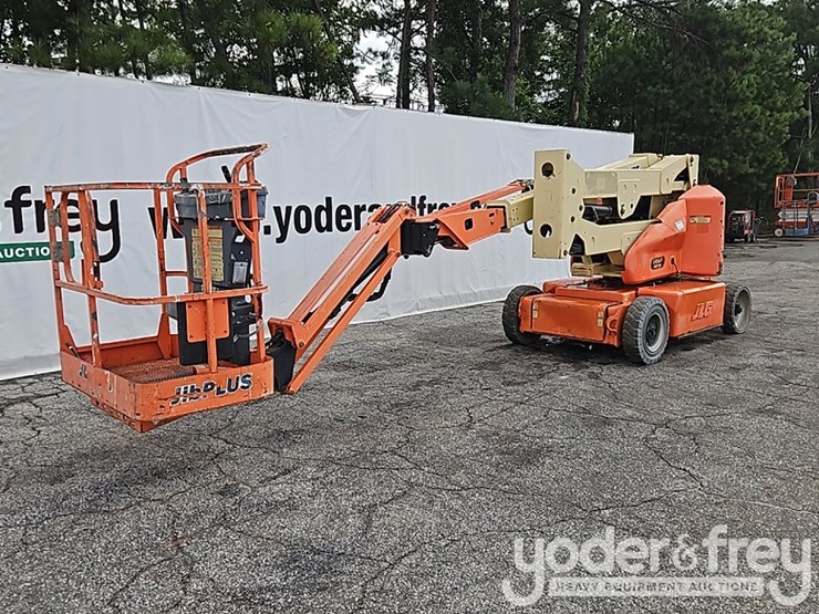 2011-jlg-e400ajpn-image-1
