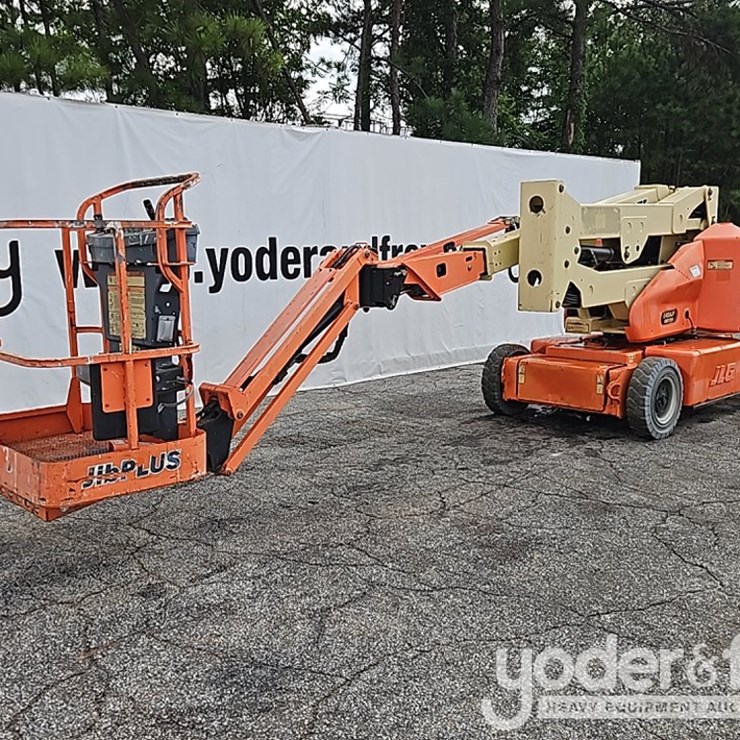 2011 JLG E400AJPN