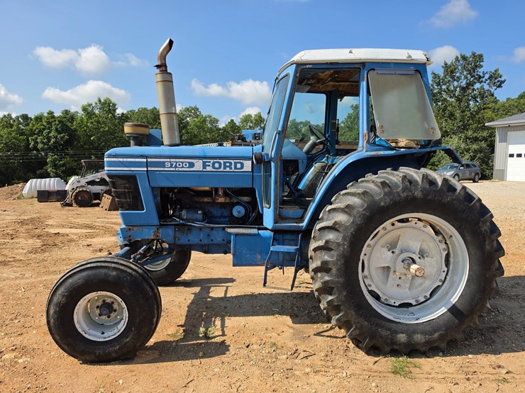 1977-ford-9700-image-2