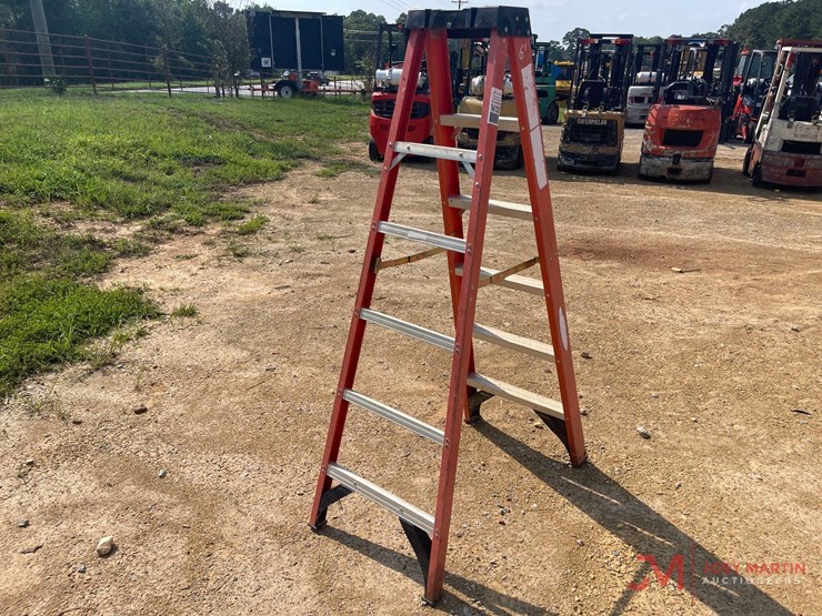 6'-fiberglass-folding-step-ladder-image-4