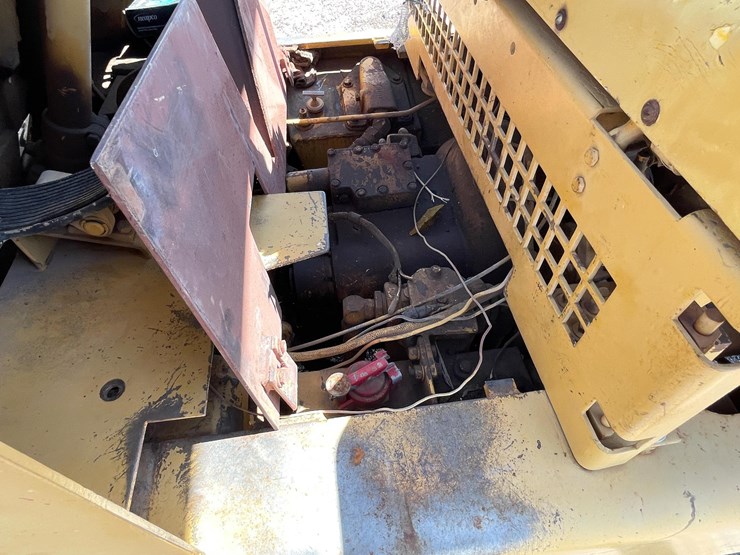 #2002-•-v30b-forklift-image-20