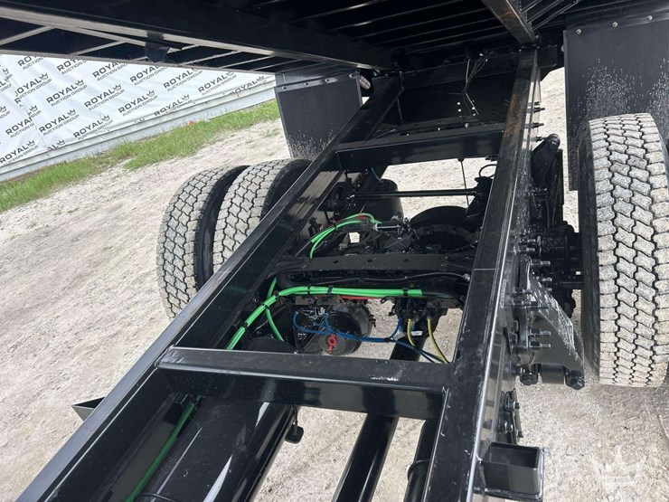 2021-freightliner-m2-106-image-18