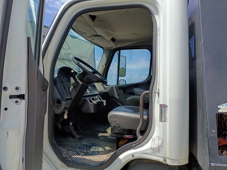 2013-freightliner-m2-106-image-37
