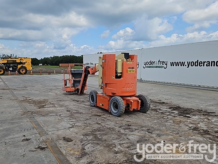2016-jlg-e300ajp-image-3