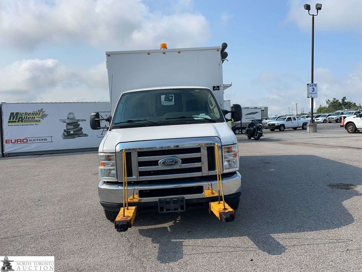 2014-ford-cargo-image-2