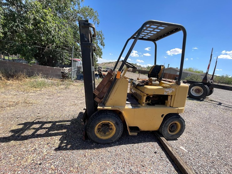 #2002-•-v30b-forklift-image-2