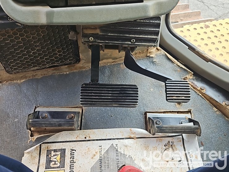 2014-caterpillar-d6t-image-37