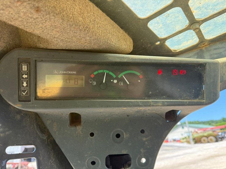 2021-deere-317g-image-21