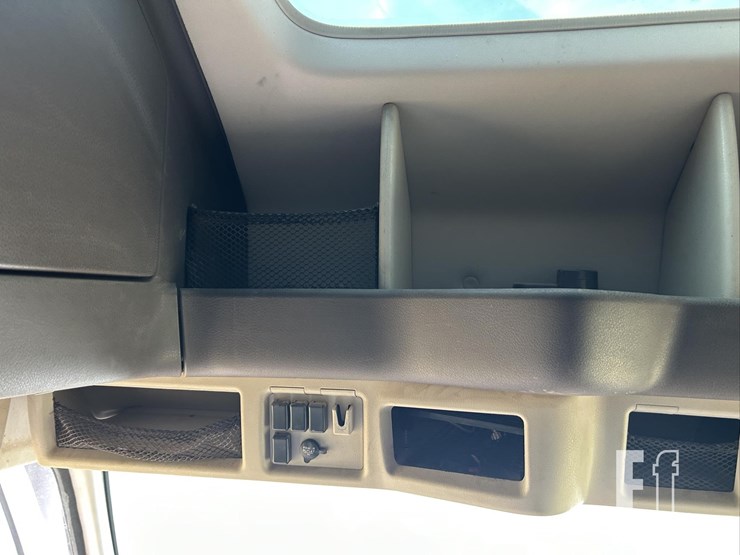 2012-volvo-vnl64t670-image-33