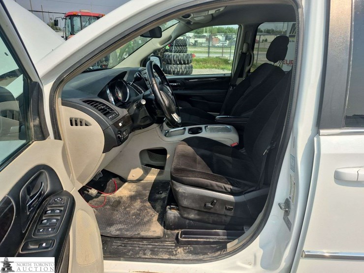 2017-dodge-grand-caravan-crew-image-11