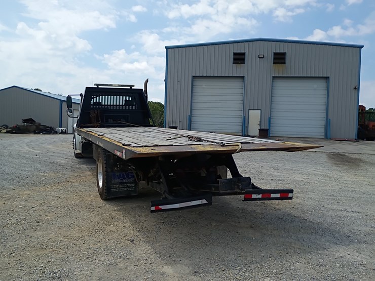 2013-freightliner-m2-106-image-6
