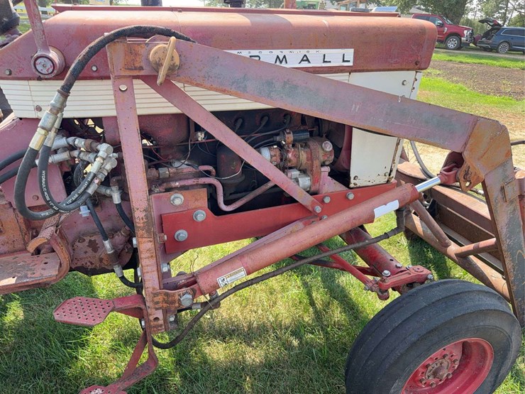 farmall-340-gas-with-loader-image-18