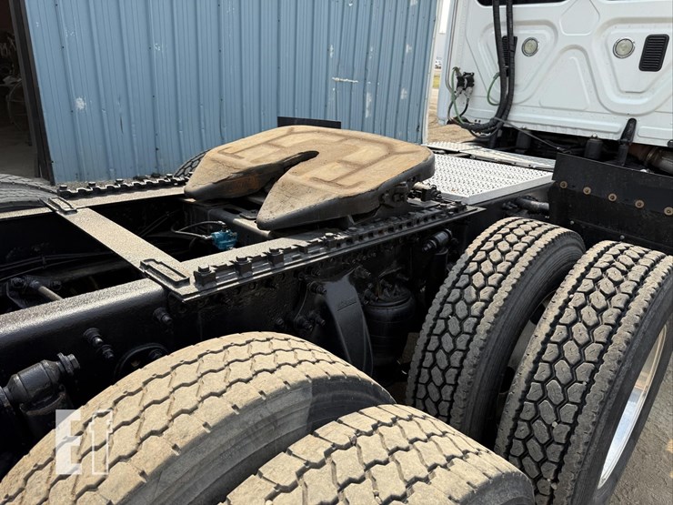2013-freightliner-cascadia-113-image-23