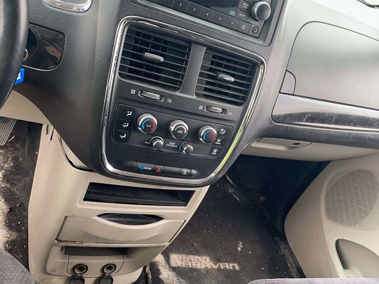 2014-dodge-grand-caravan-sxt-image-13
