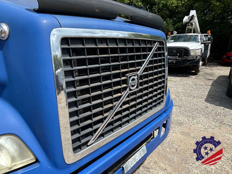 2006-volvo-truck-vnm42t-s/a-day-cab-truck-tractor-image-13