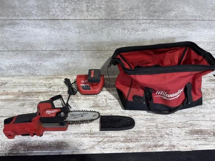 milwaukee-m12-hatchet-saw-2-batteries-and-charger-image-4