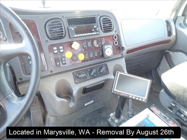 2016-freightliner-114sd-image-35