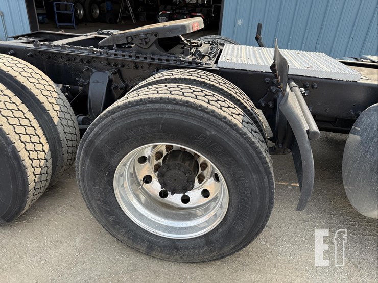 2013-freightliner-cascadia-113-image-17
