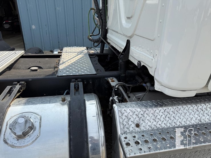 2013-freightliner-cascadia-113-image-19