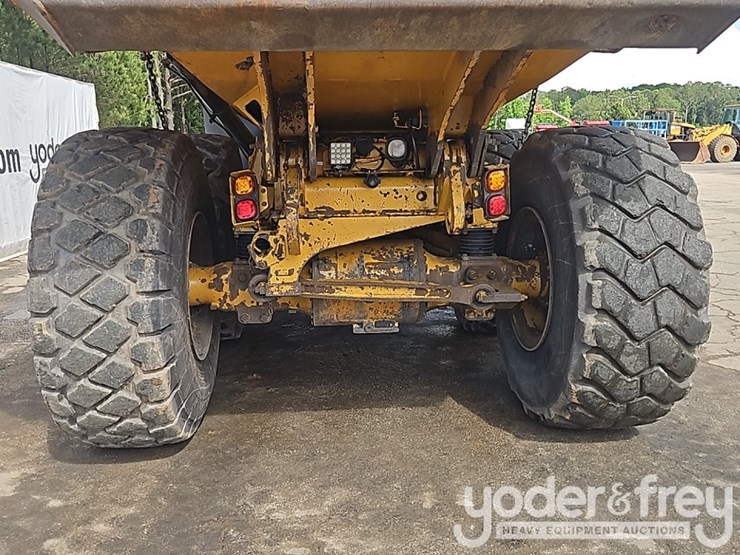 2021-caterpillar-730-image-12