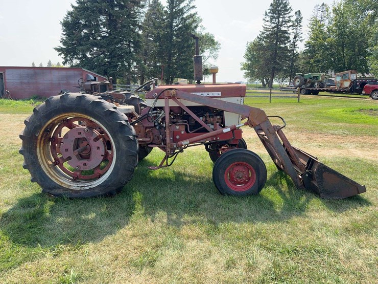farmall-340-gas-with-loader-image-6