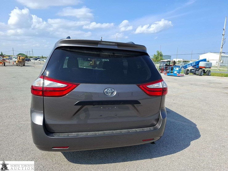2016-toyota-sienna-image-6